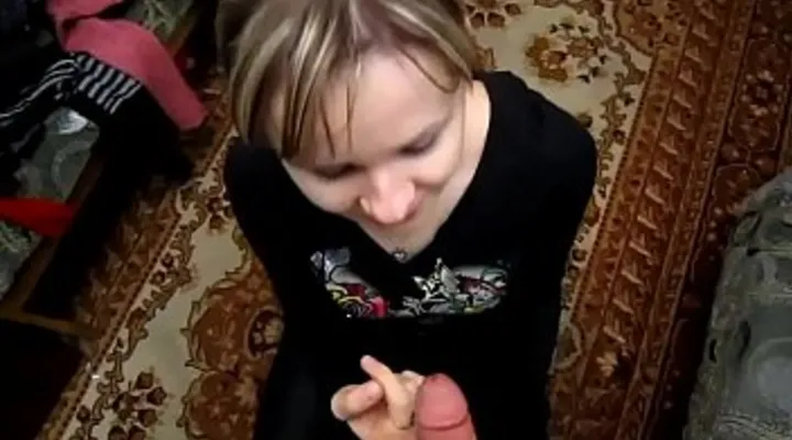 Русская тёлка из села сосёт хер на камеру