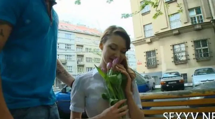 Благодарная девушка радует своего парня минетом