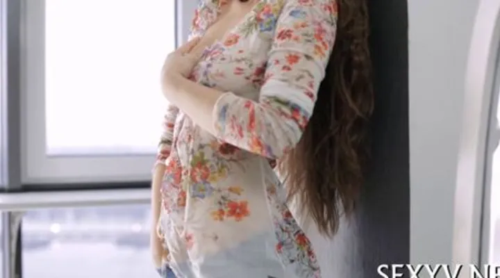 Демонстрирует прелести на камеру и играет с киской