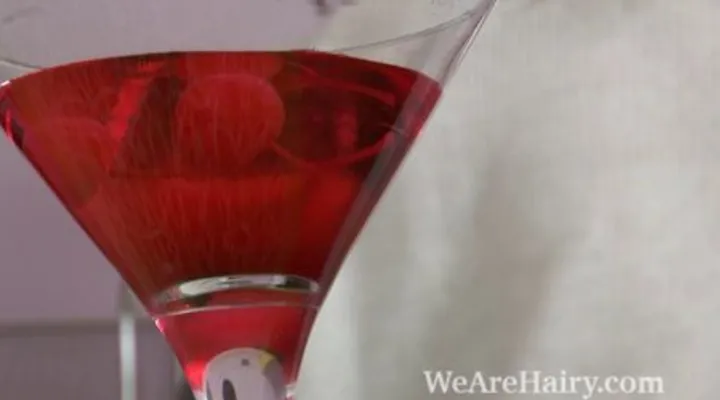 Блондинка на кухне теребит свою мохнатнку