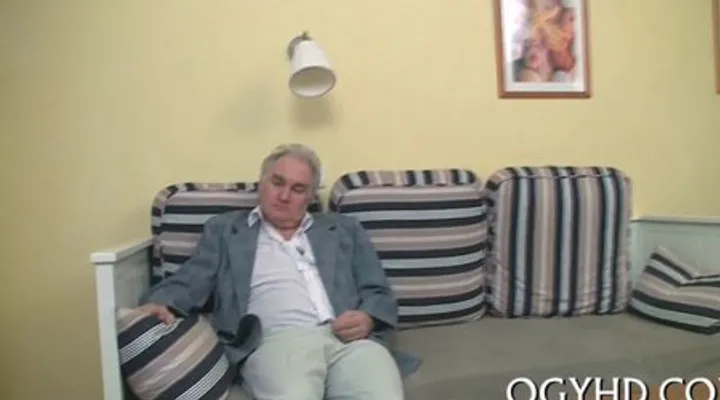 Дедуля выебал свою внучку при её парне