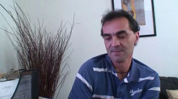 Мужик с пацанчиком трахают старую бабульку