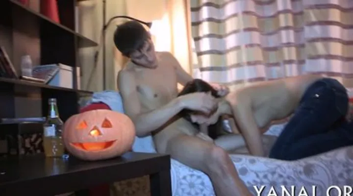 Девушка хорошо сосет и обожает еблю в анал