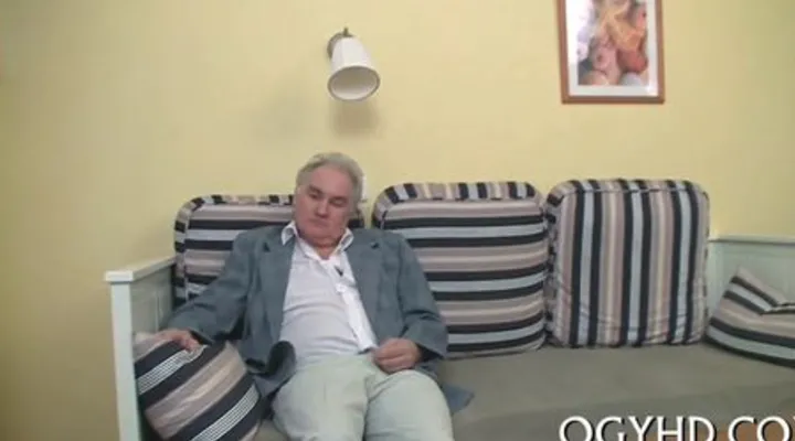 Старый шалун с внуком раскидали молодую телочку