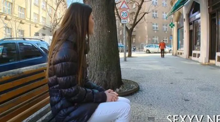 Брюнетка сделала парню минет и он ей спустил на лицо