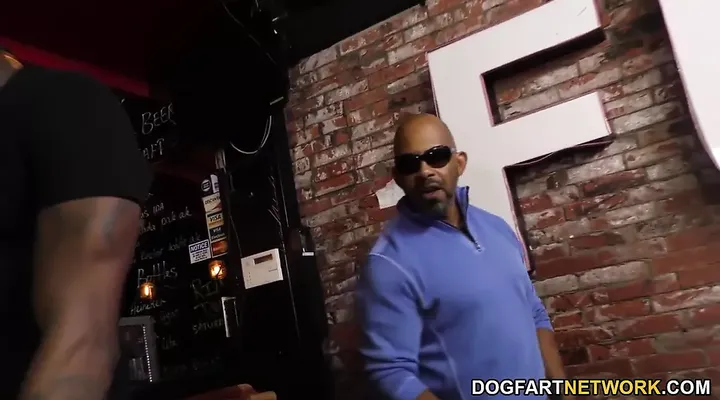 Много негров трахнули в баре одну блондинку