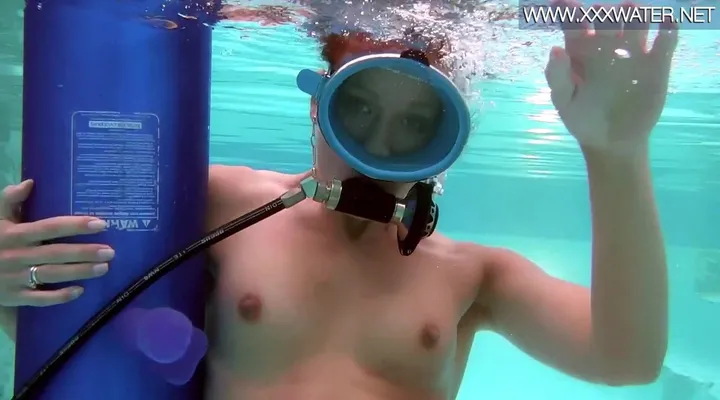 Шлюшка шалит с резиновым членом в бассейне