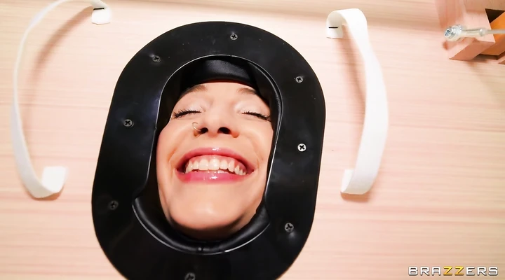 Лесбийский секс в позе 69 с мужиком на кушетке