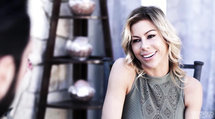 Зрелую бабенку с большими сиськами жестко трахают