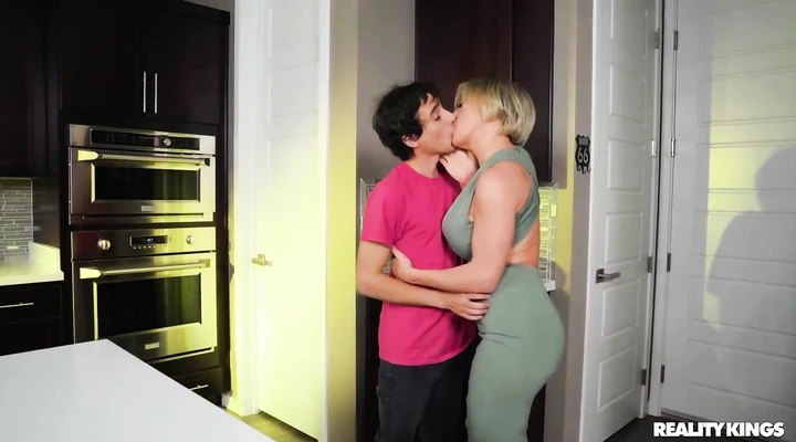 Зрелая трахнула молодого пацана у себя в доме