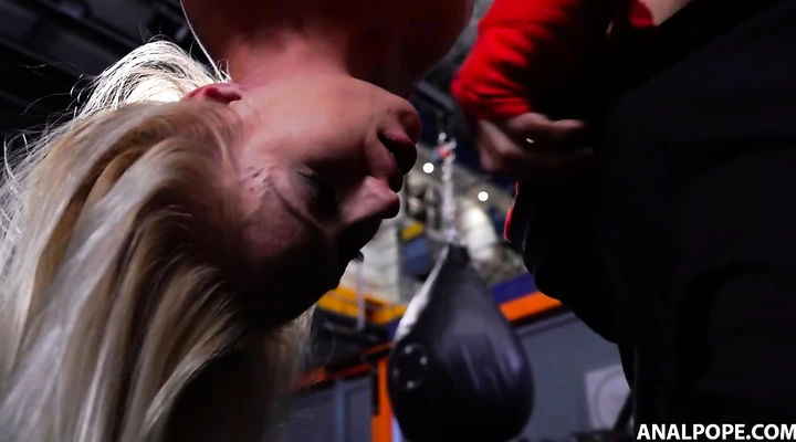 Спортивная блондинка сосет вися вниз головой