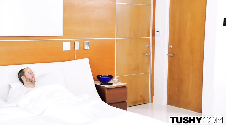 Бисексуалки соблазнили парня на анальный тройничок