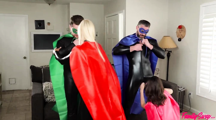 Две пары супергероев трахаются вчетвером до кремпая