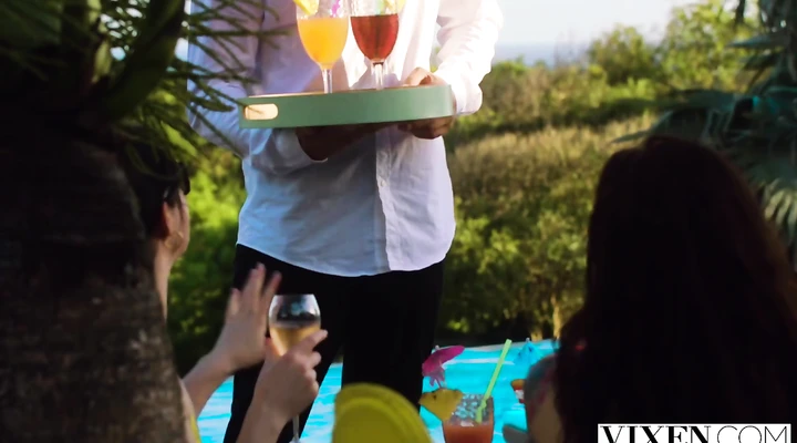 Парень выебал рыжих лесбиянок у бассейна