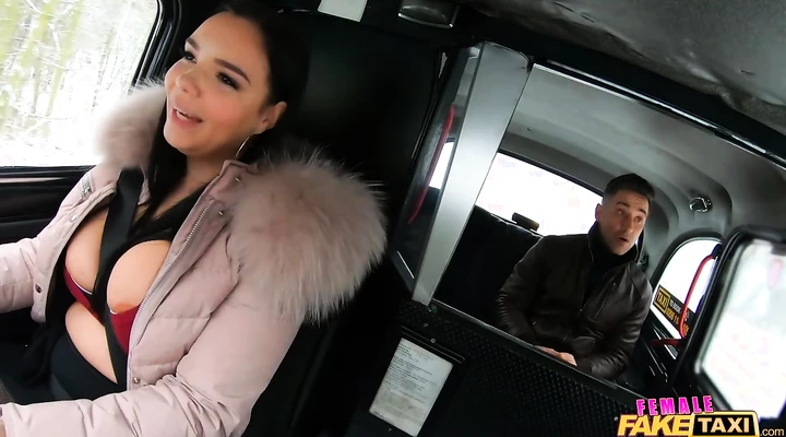 Пассажир трахнул водительницу такси в жопу