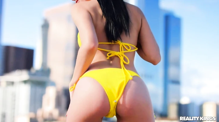 Брат выебал сестру в желтом купальнике