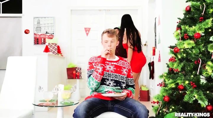 Совсем молодой парень выебал в анал грудастую мачеху