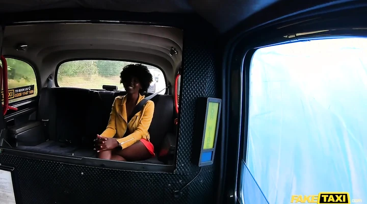 Таксист ебет негриятнку в машине