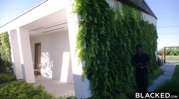 Азиатка потрахалась с негром после застолья