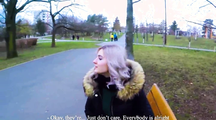 Отсосала своему парню прямо в парке осенью