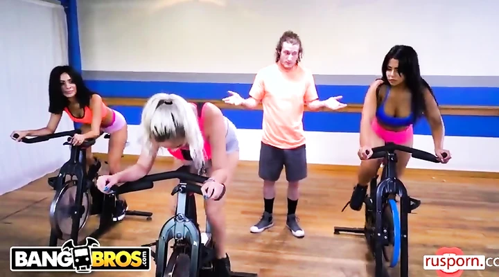 Сочная спортсменка дает тренеру