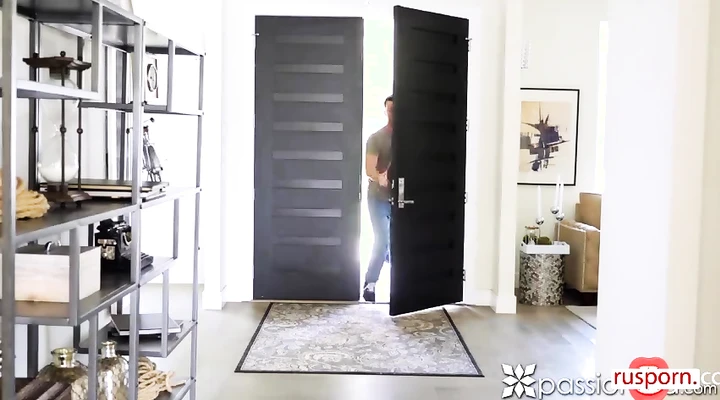 Длинный хуй радует худенькую телочку