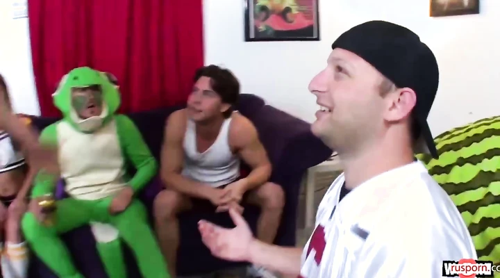 Несколько мужиков ебут телку