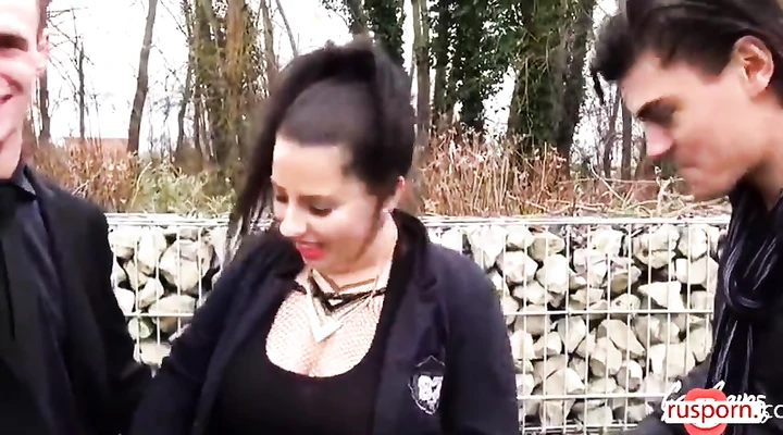 Суют два члена в пизду пышной бабе