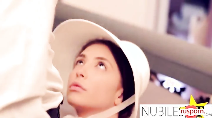 Курву в шляпе трахает мужик