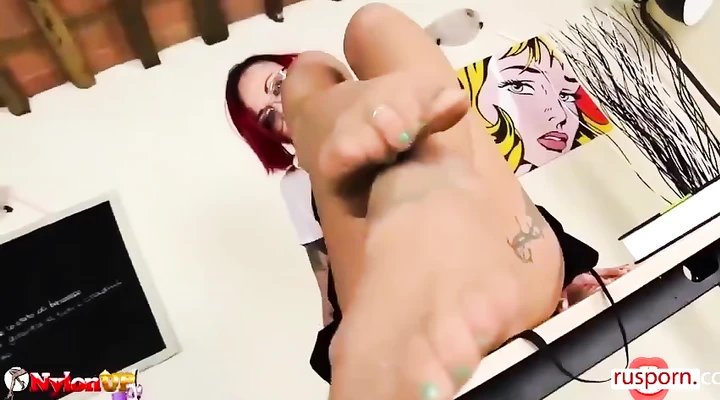 Дерзко мастурбирует пизду