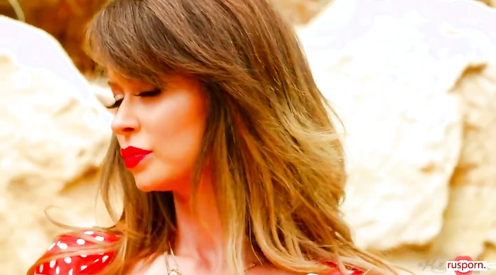 Шикарная женщина мастурбирует