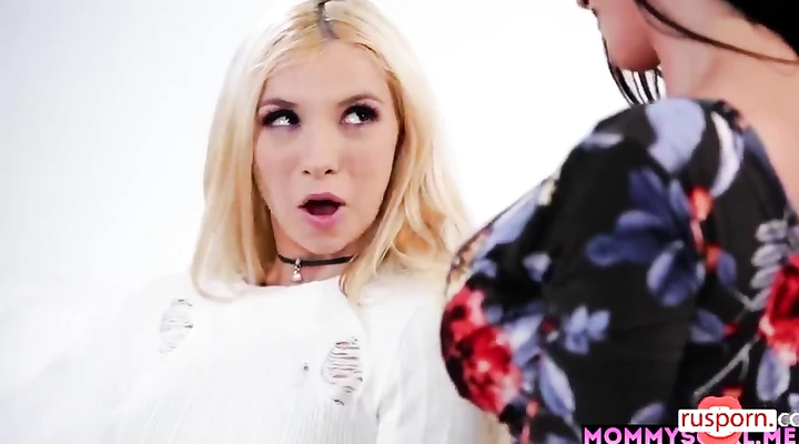 Лесбийский секс брюнетки и блондинки