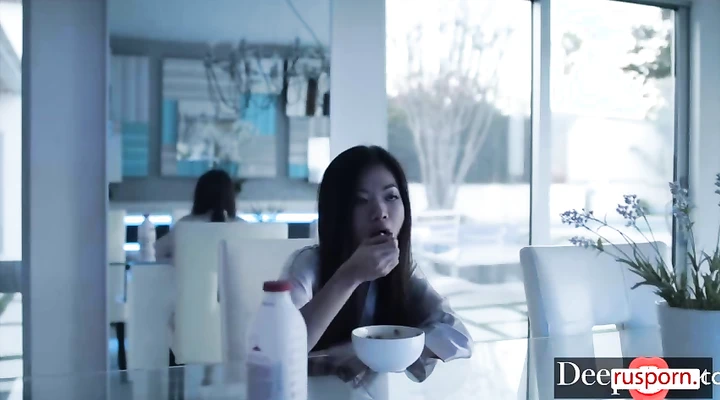 Мужик жестко трахает азиатку