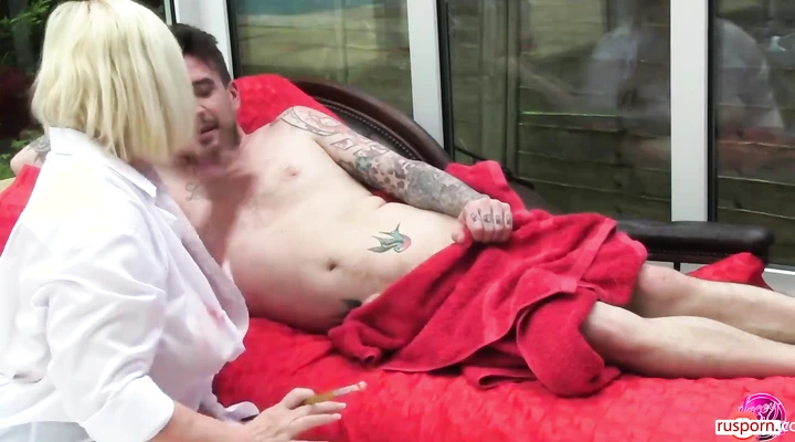 Парень трахнул зрелую художницу