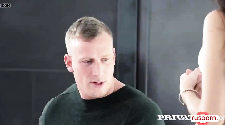 В жопу выебал большим членом брюнетку