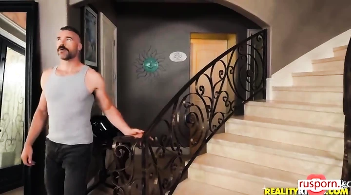 Здоровый мужик ебет худышку в пизду