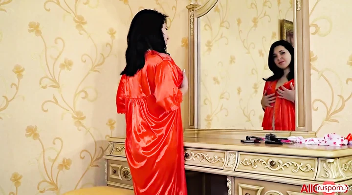 Русская баба мастурбирует волосатую пизду