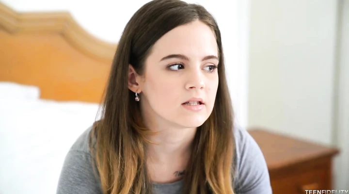 Молодая брюнетка впервые сосет хуй на камеру