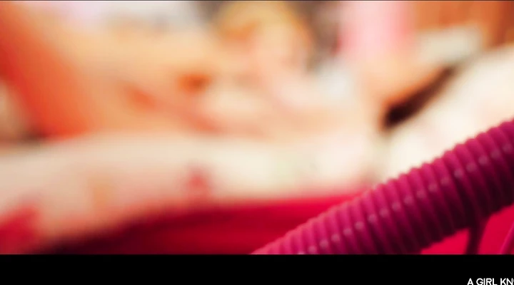 Возбужденные лесбухи вылизывают киски в спальне