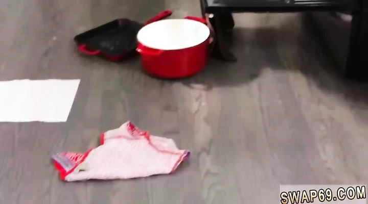 Молодые хозяюшки делают минет в фартуках