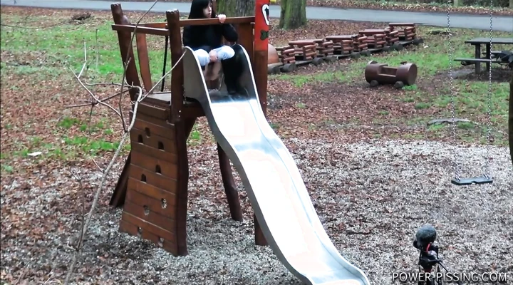 Подборка видео с писающей милашкой Энни