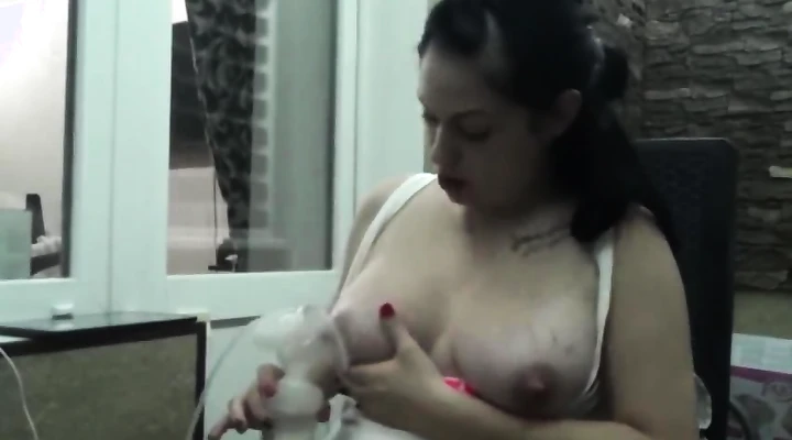 Курящая мамка сцеживает молоко с груди