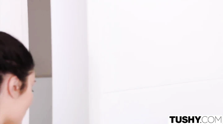 Брюнетка развела парня подруги на анальный секс