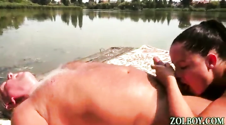 Молодуха писает на старого приятеля на природе