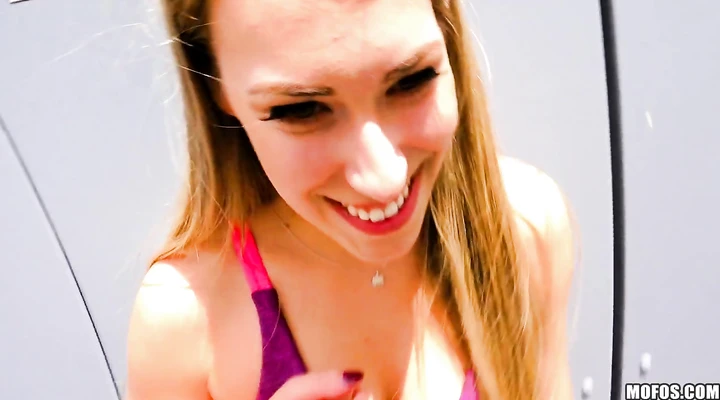 Горячая спортсменка сосет член за деньги