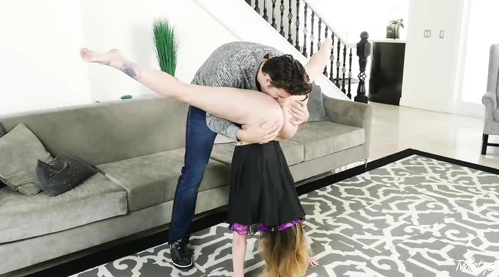 Мужик дерет аппетитную леди до окончания на лицо