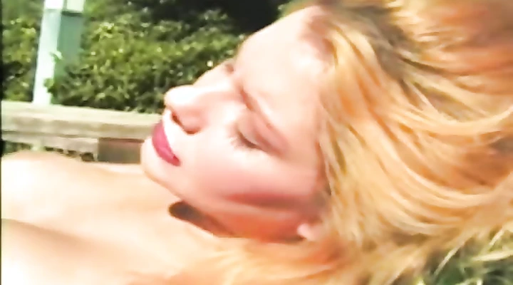 Любовники трахаются у бассейна после орального секса