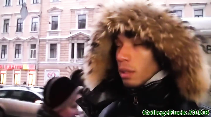 Русские парни сняли телку для групповой ебли