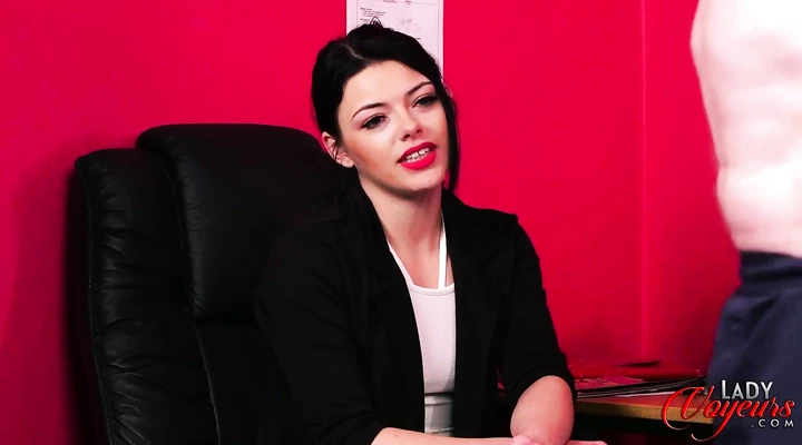 Мужик дрочит член в офисе на собеседовании