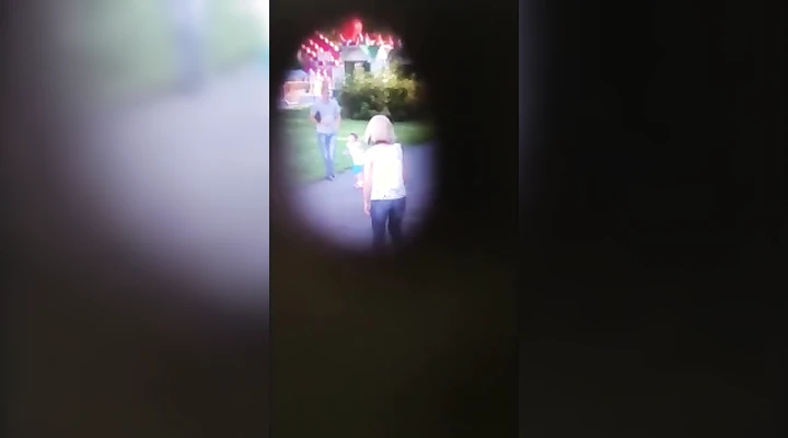 Скрытая камера снимает девушек в туалете